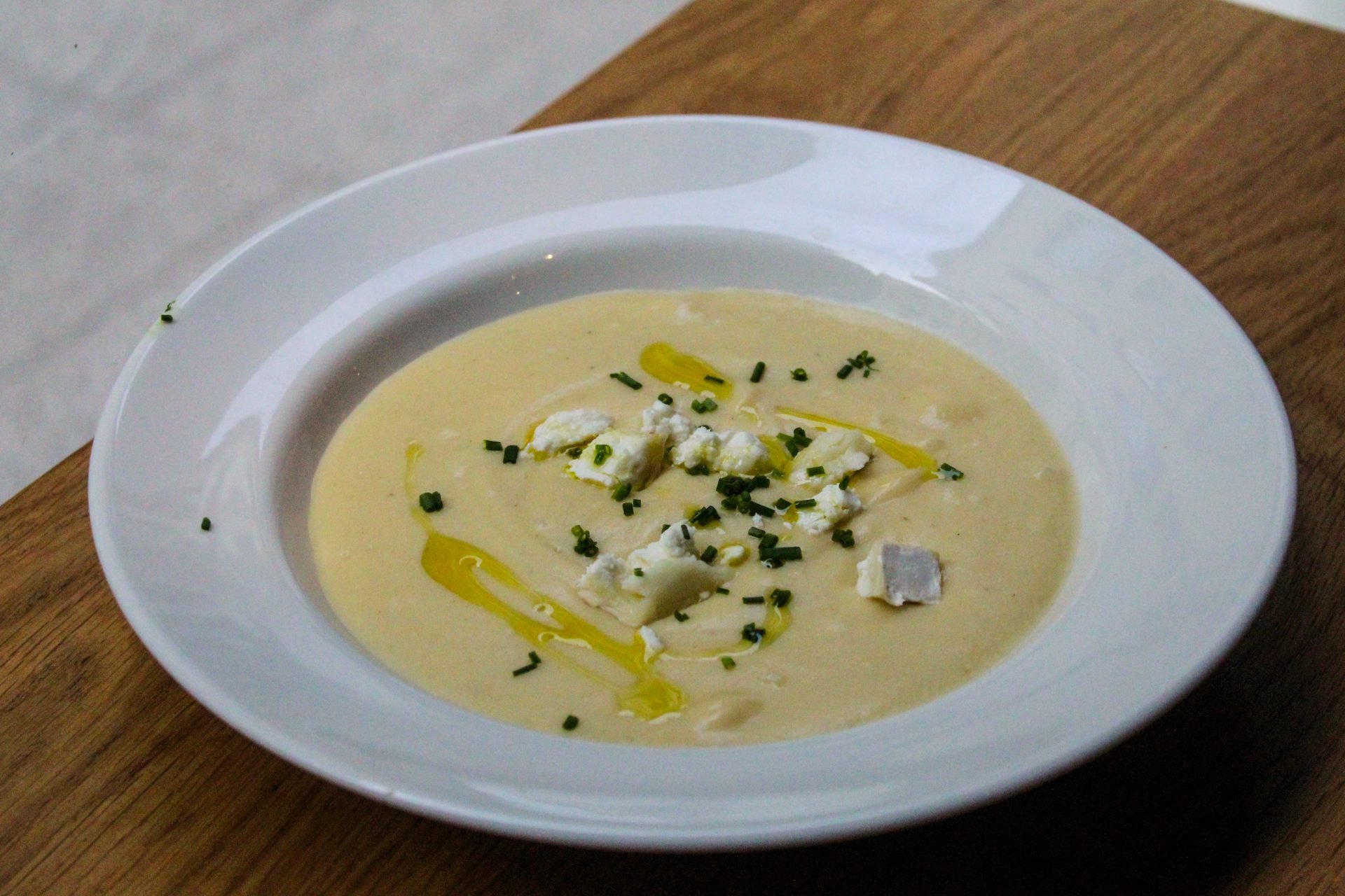 Crema de coliflor con virutas de queso de cabra