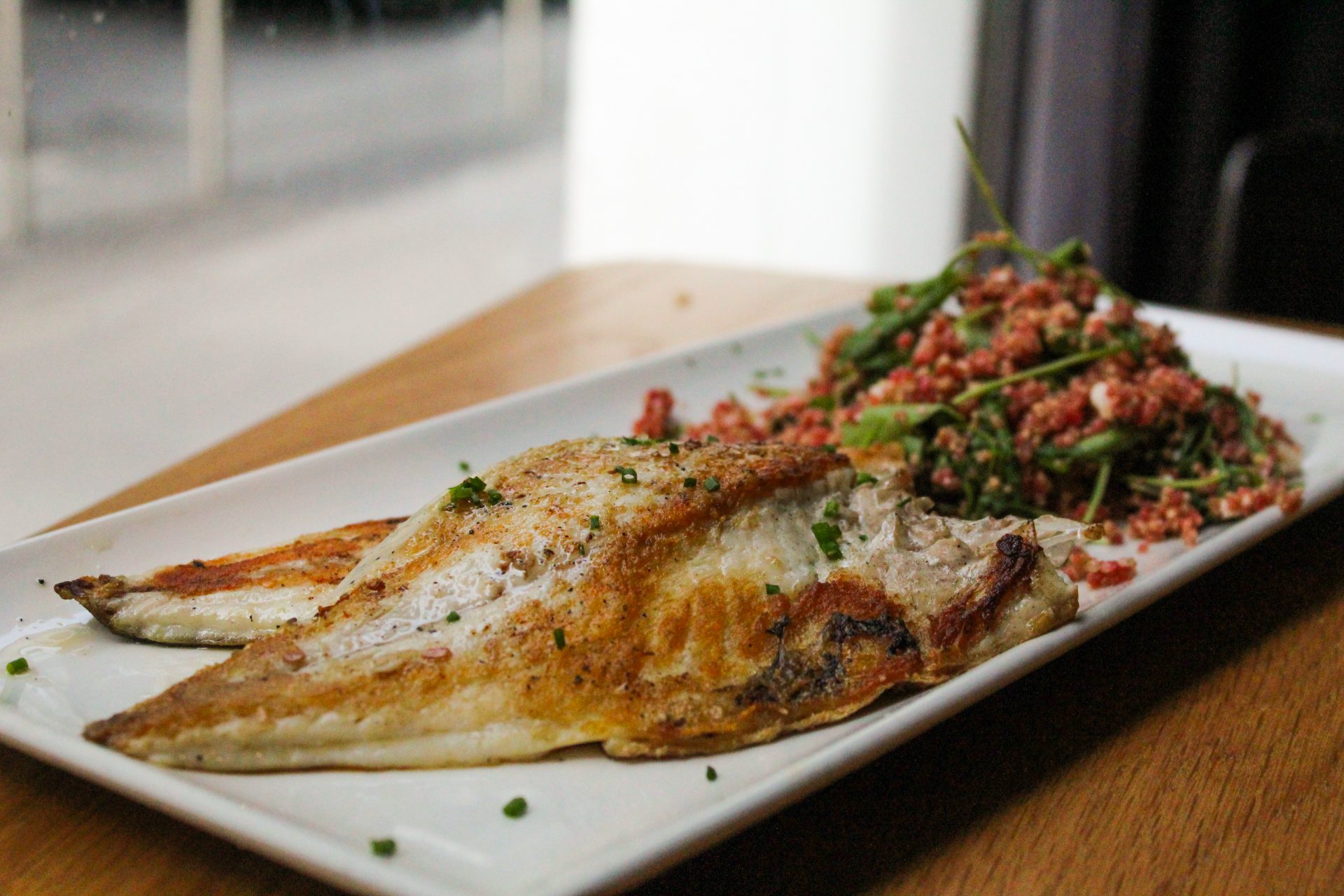 Dorada asada con quinoa de remolacha y queso feta