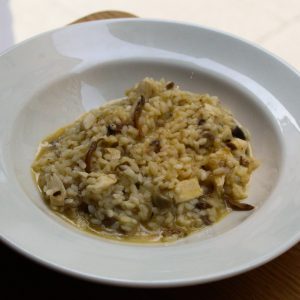 Arroz meloso de pez mantequilla, habitas y setas de temporada