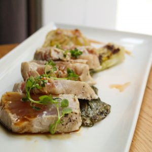 Bonito a la plancha con salsa melosa con base de pack choy asado