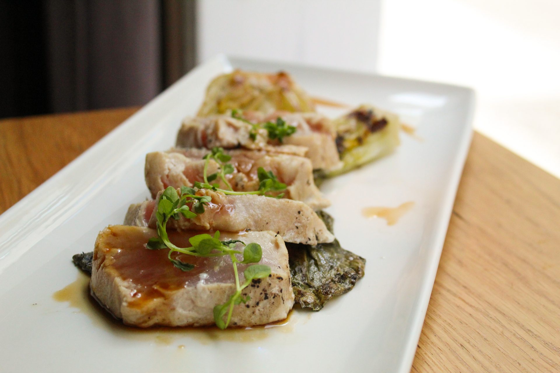 Bonito a la plancha con salsa melosa con base de pack choy asado Bonito a la plancha con salsa melosa con base de pack choy asado