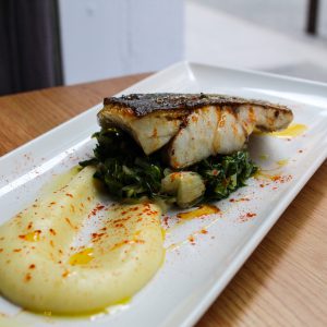 Corvina asada con base de crema suave de patata y acelga salteada