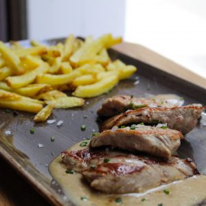 Solomillo de cerdo con salsa de boletus y patatas fritas