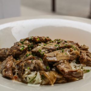 Strogonoff de ternera con setas portobello acompañado de arroz pilaf