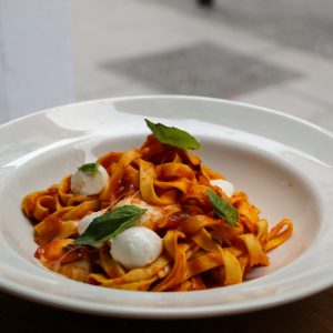 Tagliatelle con salsa de tomate, albahaca, perlas de mozzarella y suave toque a Cayena