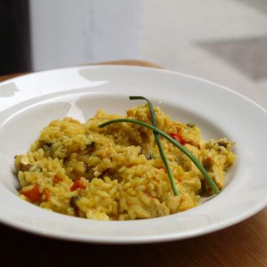 Arroz meloso con pollo campero y setas de temporada.