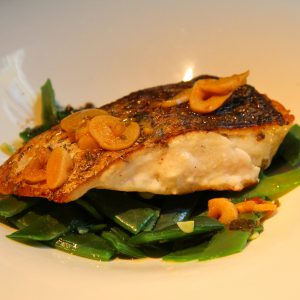 Corvina asada a la bilbaína con base de judías verdes salteadas