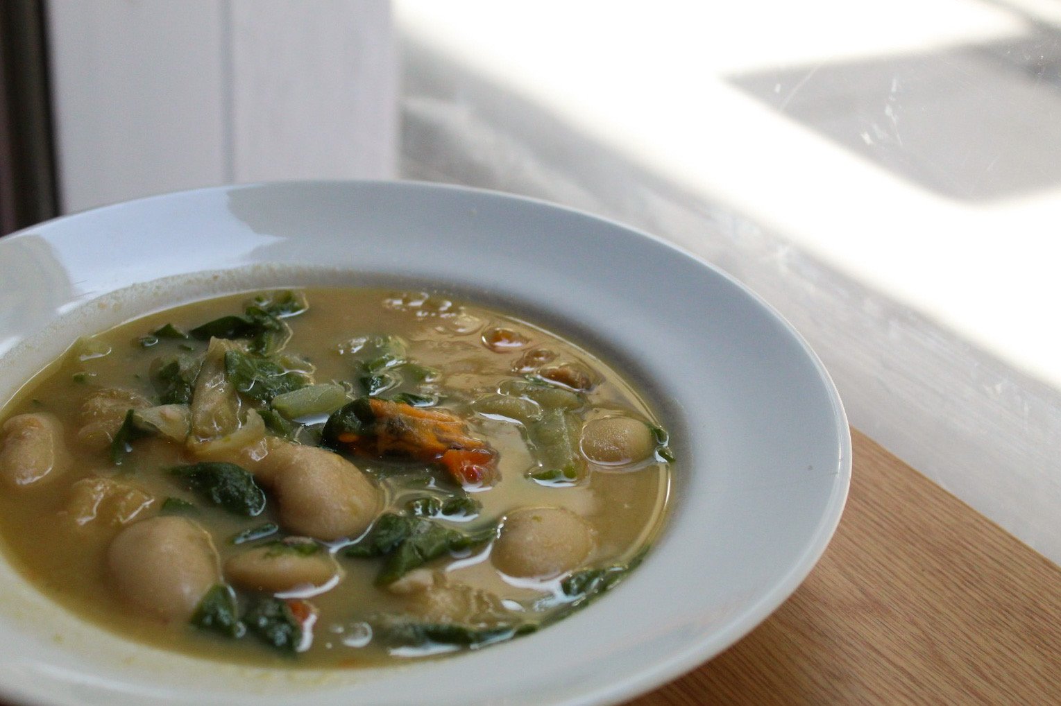 Fabes guisadas con hortalizas, mejillones y acelgas.