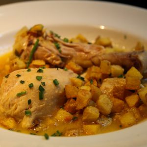 Jamoncitos de pollo en pepitoria con patata fritas en dado