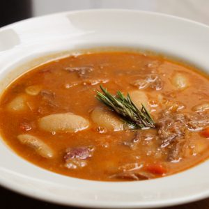 Judiones de la Granja con confit de pato.