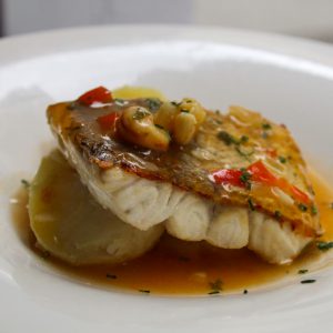 Merluza a la marinera con patata cocida
