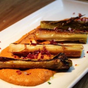 Puerro asado con salsa romesco y sal ibérica