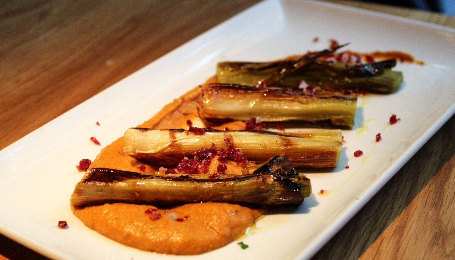 Puerro asado con salsa romesco y sal ibérica Puerro asado con salsa romesco y sal ibérica