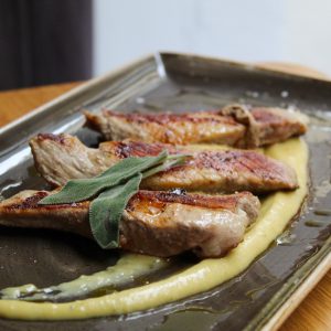 Secreto de cerdo duroc con puré de salvia