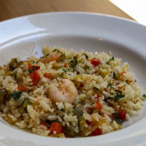 Arroz salteado con hortalizas y gambas