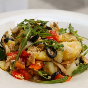 Ensalada campera de patata, bonito, pimientos y cebolleta