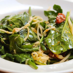 Ensalada de espinacas, calabacín, tomate seco y queso fresco con vinagreta de tomate dulce