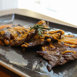 Entraña de ternera con mojo picón y puré de boniato