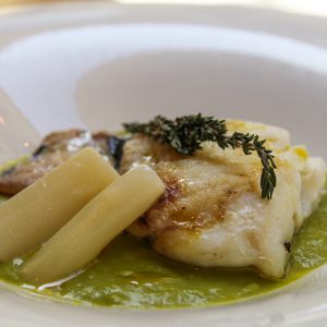 Merluza con crema de guisantes y espárragos blancos