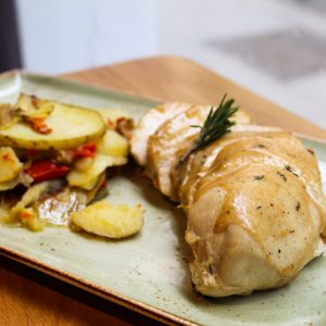 Pechuga de pollo asada marinada con hierbas a baja temperatura con patata panadera