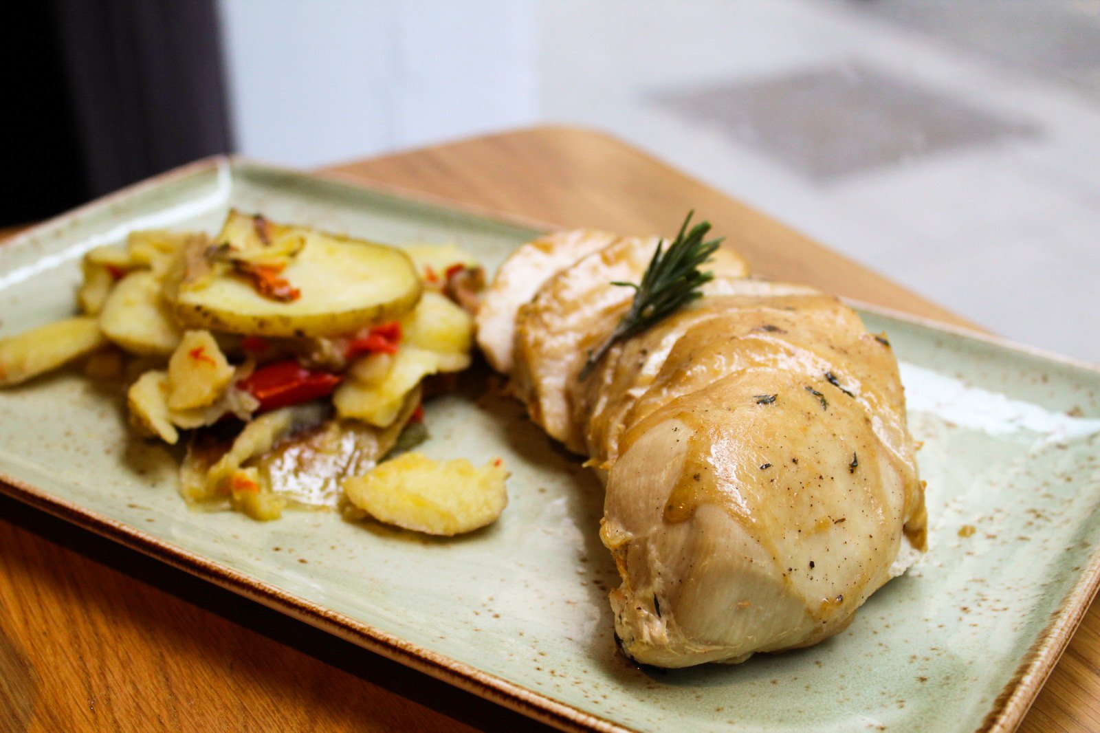 Pechuga de pollo asada marinada con hierbas a baja temperatura con patata panadera Pechuga de pollo asada marinada con hierbas a baja temperatura con patata panadera
