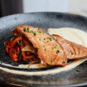 Salmón a la plancha con alioli de piparras y verduras salteadas